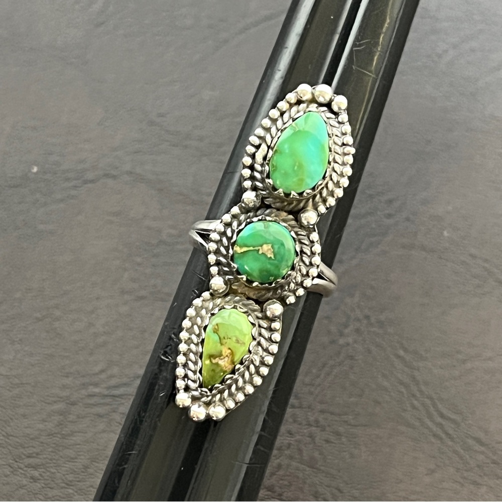 Native American style sterling silver three stone green turquoise ring - Picture 2 of 11